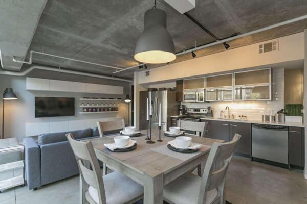 Luxe + Modern Johnny Cash Inspired Executive Condo Nashville Buitenkant foto